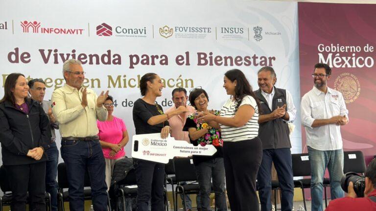 Infonavit entrega viviendas del Bienestar en Michoacán