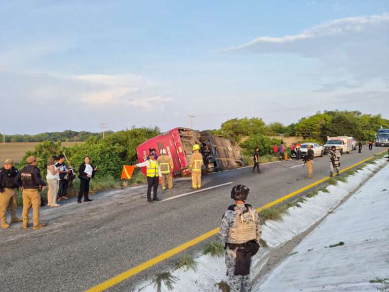 Muere una persona y seis resultan lesionadas tras volcadura de autobús turístico en Santa María Colotepec