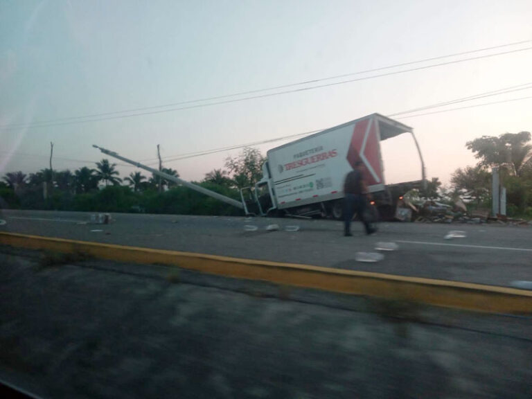 Tráiler de paquetería pierde el control y choca contra poste en la carretera Costera de Oaxaca