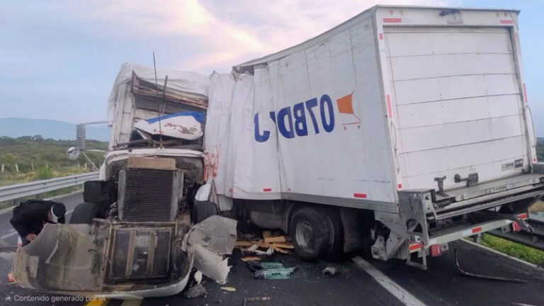 Muere una persona y tres resultan lesionadas tras choque de tractocamiones en la supercarretera Cuacnopalan–Oaxaca