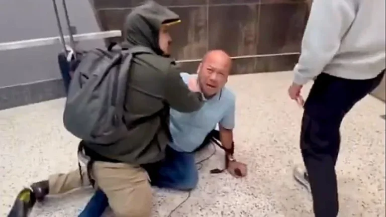 Agentes de ICE someten de forma violenta a un hombre en el Aeropuerto de Las Vegas; lo esposan y lo abandonan | VIDEO