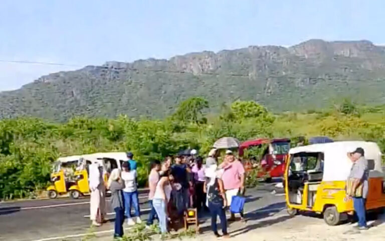 Bloquean la carretera federal 190 en Tehuantepec por desabasto de agua potable