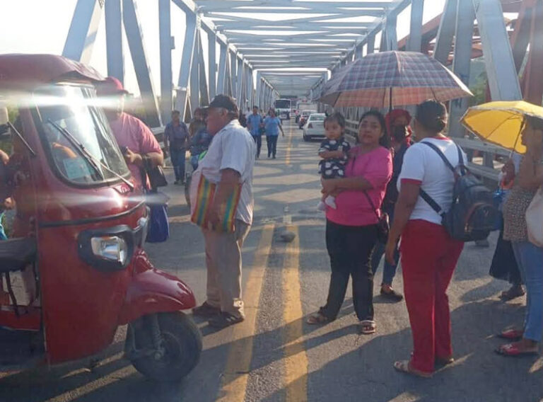 Habitantes del barrio La Soledad trasladan bloqueo al Puente Caracol; exigen solución al desabasto de agua potable