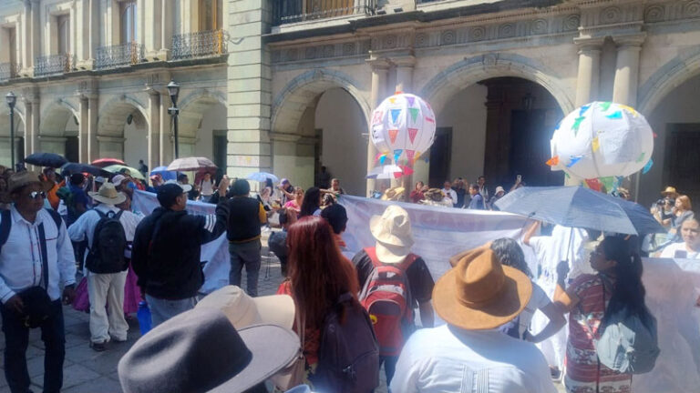 Con marcha-calenda, trabajadores del SUTCSEIIO exigen la salida de René Vásquez Castillejos