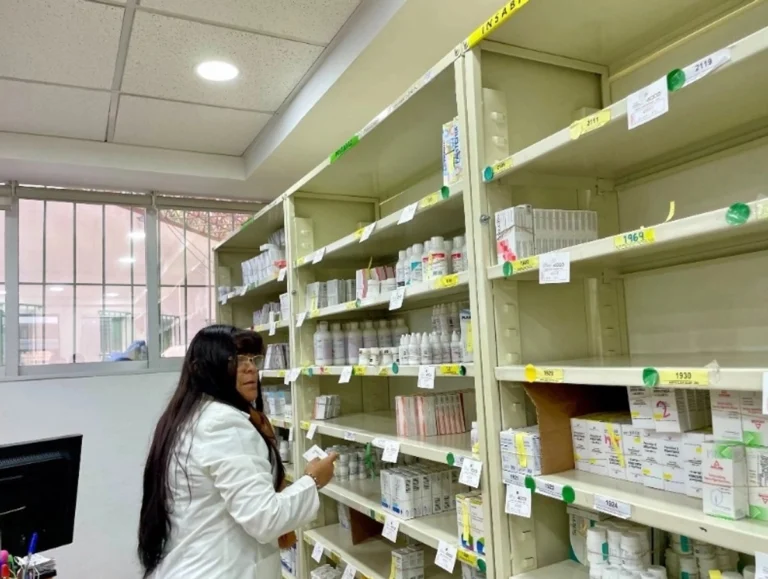 Proveedores alertan que cambios en licitación de medicamentos elevarían costos en 10 mil millones de pesos