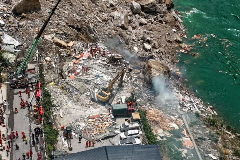 Al menos ocho muertos y 34 desaparecidos tras deslave en Chongqing, China