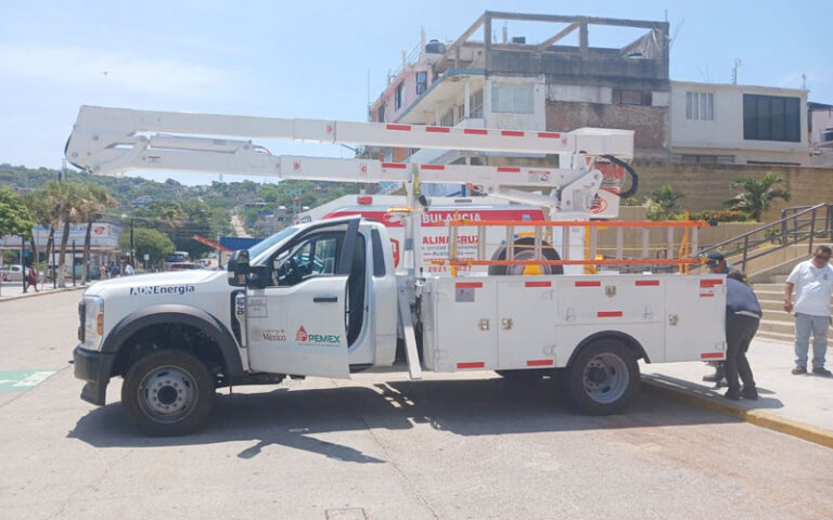 Entrega Pemex equipamiento urbano y alumbrado público al gobierno municipal de Salina Cruz, Oaxaca