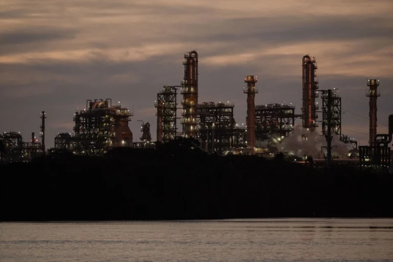 Gobierno federal buscará producción de 1.8 barriles diarios de petróleo y transición a energías limpias