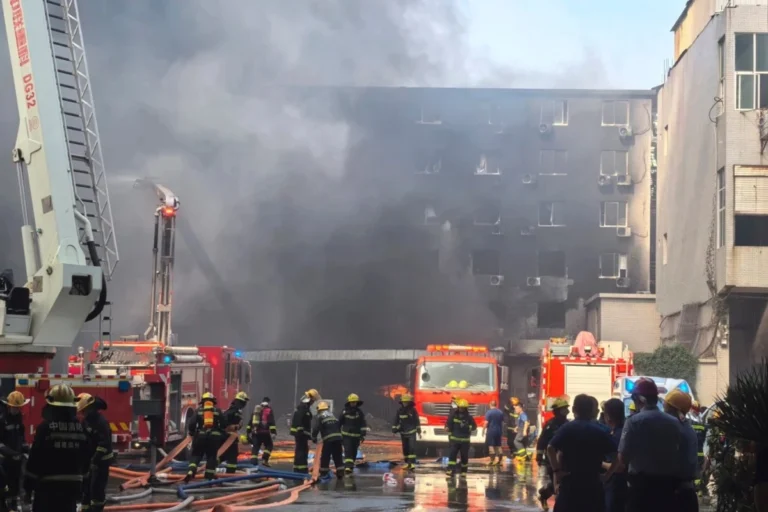 Se incendia fábrica de calzado en China; primer balance oficial informa de 28 muertos