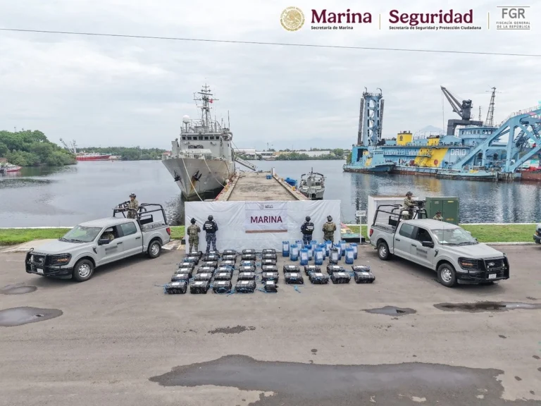 Marina asegura más de una tonelada de cocaína y 840 litros de combustible en aguas de Chiapas