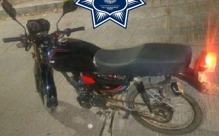 Policía de Oaxaca de Juárez recupera motocicleta con reporte de robo; delincuentes la abandonaron tras dañarla