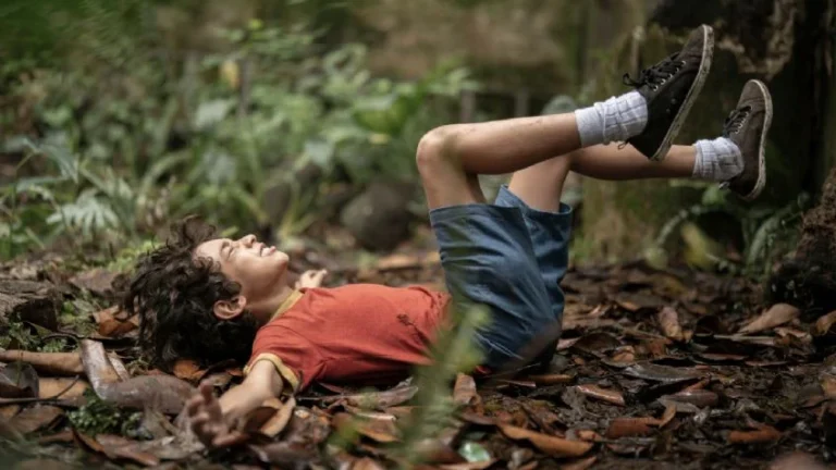 Con 6 capítulos en Netflix: la inquietante serie mexicana donde un niño descubre un oscuro secreto bajo un pozo
