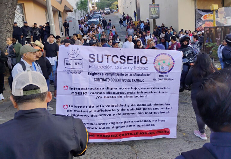 Integrantes del SUTCSEIIO protestan en el Cerro del Fortín; exigen cumplimiento de contrato colectivo