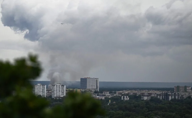 Rusia bombardea Kiev y Ucrania ataca refinerías y petroleros rusos en escalada de guerra de drones