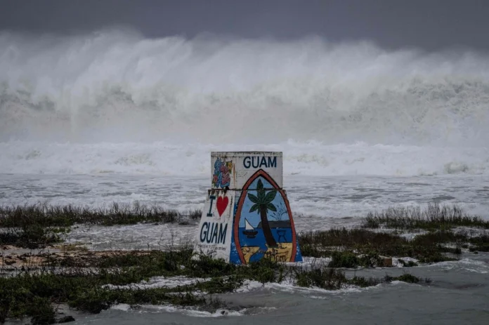 supertifon-bavi-toca-tierra-en-la-isla-estadunidense-de-rota-alertan-por-danos-catastroficos.webp