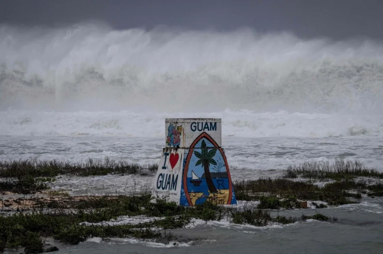 Supertifón Bavi toca tierra en la isla estadunidense de Rota; alertan por “daños catastróficos”