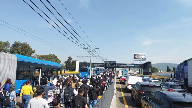 Transportistas bloquean la autopista México-Puebla para exigir seguridad ante ola de asaltos; denuncian seis usuarios asesinados