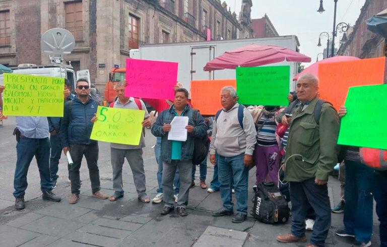 Transportistas de Oaxaca protestan frente a Palacio Nacional por reordenamiento del transporte público