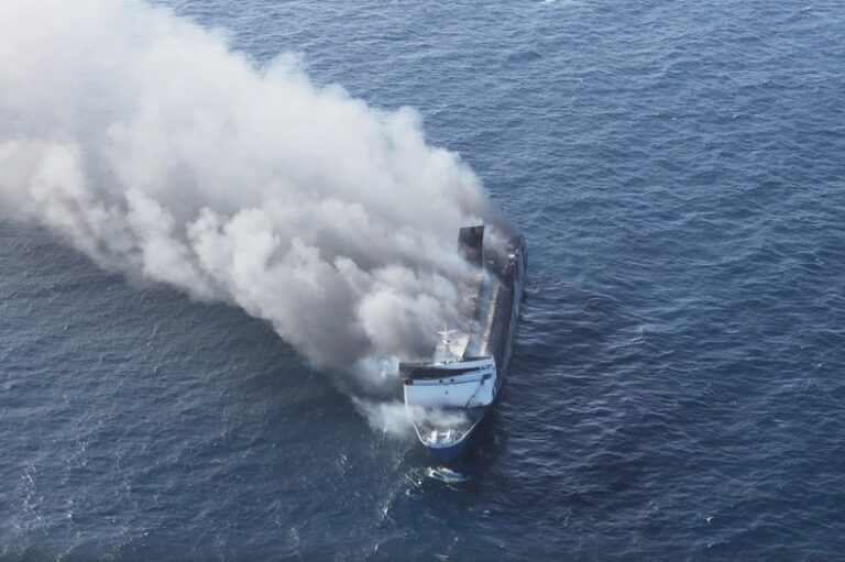 Incendio en un ferry en Indonesia deja al menos 5 muertos; inician búsqueda de desaparecidos en la isla Java