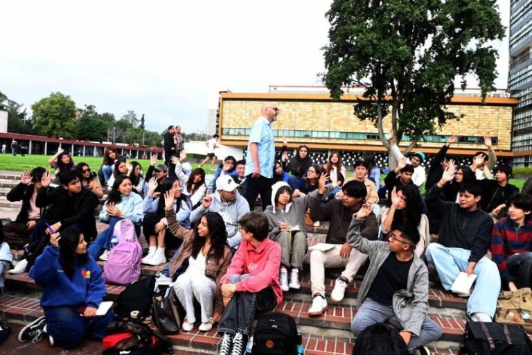 Sheinbaum pide a la UNAM abrir más espacios y aumentar matrícula para estudiantes