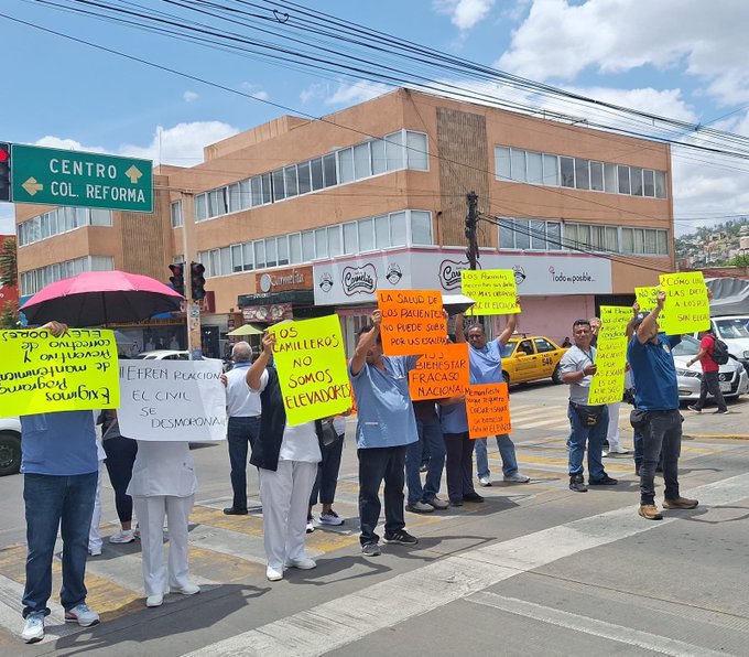 Pacientes, familiares y trabajadores  protestan por falla en elevador de Pediatría del Hospital Civil de Oaxaca