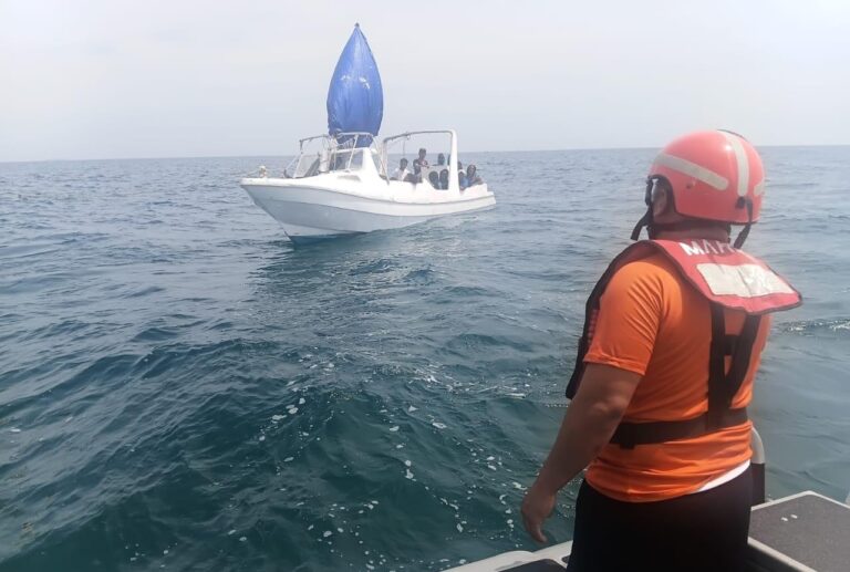 Frente a Yucatán Semar rescata a 16 cubanos, entre ellos cuatro menores