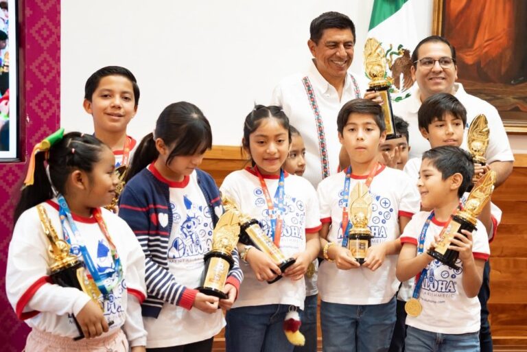 Reconoce Gobierno estatal a niñas y niños que pusieron en alto a Oaxaca en concurso internacional de aritmética