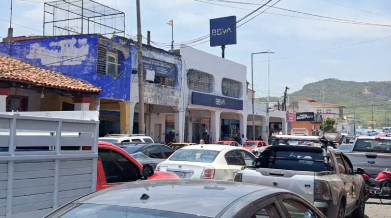 Asaltan sucursal bancaria en Tehuantepec; buscan a dos sujetos armados