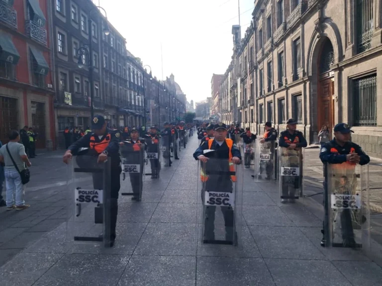 Policías de SSC blindan calles aledañas a Palacio Nacional previo a reunión de Sheinbaum con sección 22 de CNTE