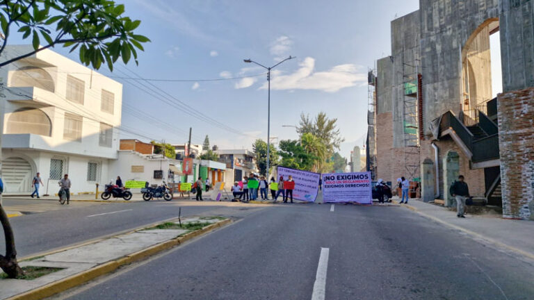 Profesores y trabajadores de la UTVCO bloquean crucero del Estadio Vasconcelos para exigir reconocimiento laboral