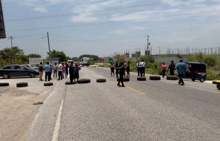 Pescadores bloquean carretera costera en Tehuantepec por contaminación con hidrocarburos