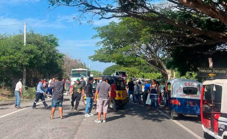 Bloquean carretera Transístmica entre Tehuantepec y Juchitán; exigen restablecer energía eléctrica