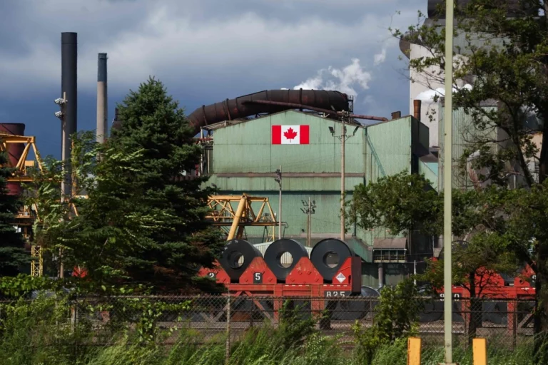 Canadá responde a Trump con aranceles de hasta 50% a productos de EU