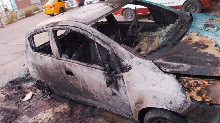 Fiscalía de Oaxaca investiga incendio de dos vehículos en el fraccionamiento El Rosario