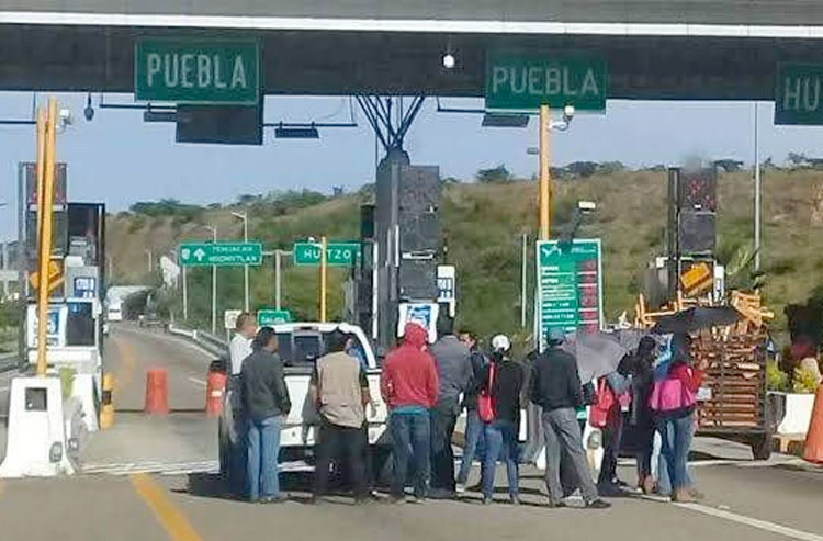 Presuntos normalistas toman nuevamente la caseta de San Pablo Huitzo en Oaxaca