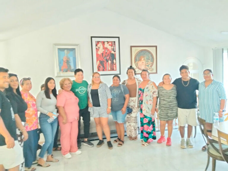 Coco León recibe en casa a amigos de Salinas del Marqués