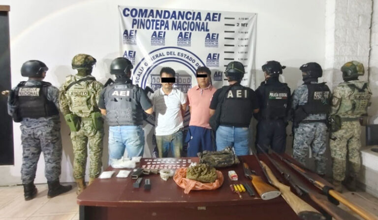 Cateo en San Pedro Atoyac deja dos detenidos, armas de alto poder y presuntas drogas aseguradas