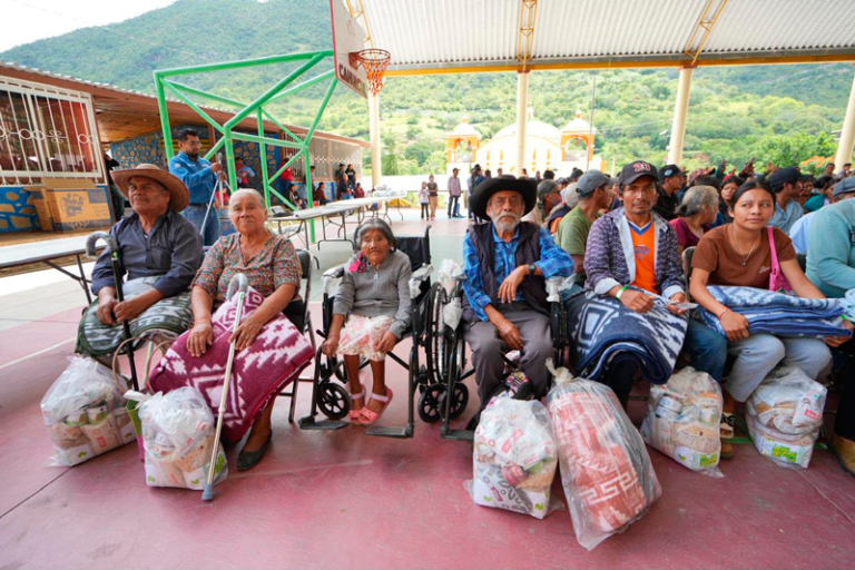 Entrega DIF Oaxaca apoyos alimentarios y de movilidad en la Sierra Sur 