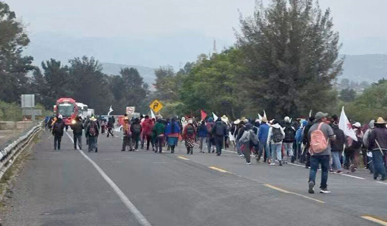 Organizaciones bloquean autopista Oaxaca-Cuacnopalan en Nochixtlán