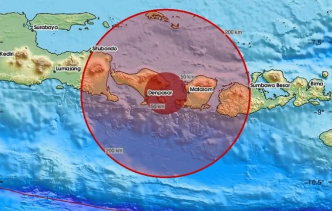 Fuerte terremoto de 7.7 de magnitud sacude Indonesia