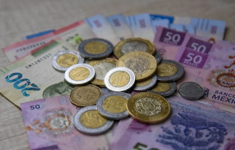 Moderación marginal de la inflación en EU impulsa al peso mexicano; cotiza en 17.03 unidades por dólar