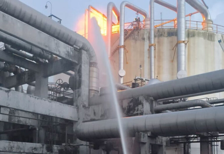 Pemex mantiene bajo control incendio en tanque de la Terminal Pajaritos