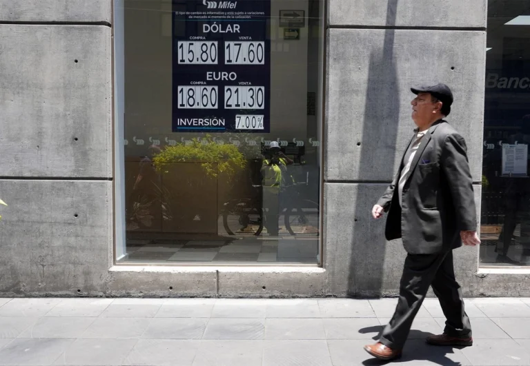Peso rompe la barrera de los 17 por dólar y baja a 16.96 unidades; nivel no visto desde 2024