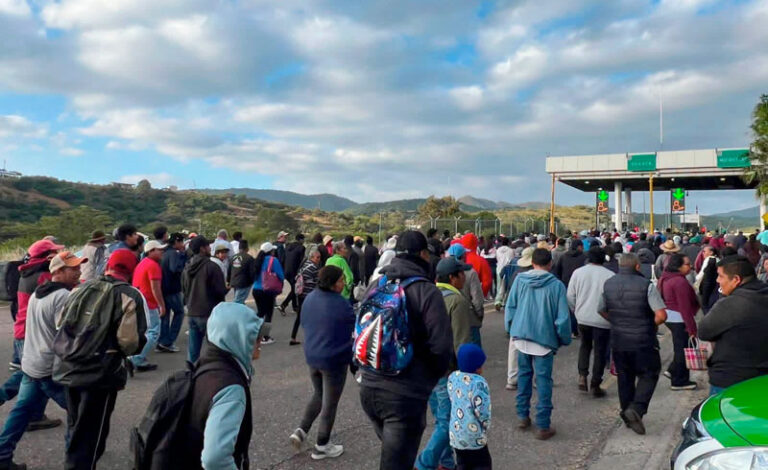 Pobladores de San Pablo Huitzo toman caseta y liberan el paso en la Oaxaca-Cuacnopalan