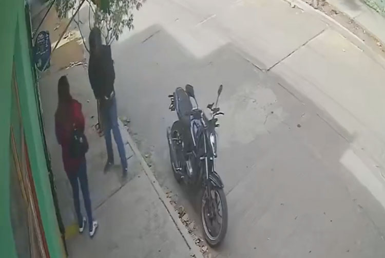 Captan en video presunto asalto a mujer en inmediaciones del Consejo de Tutela