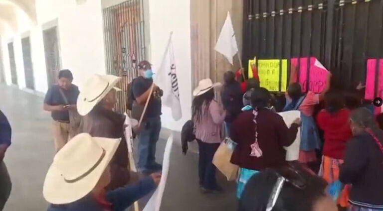 ACOPP protesta frente al Palacio de Gobierno para exigir mesa de trabajo con autoridades estatales