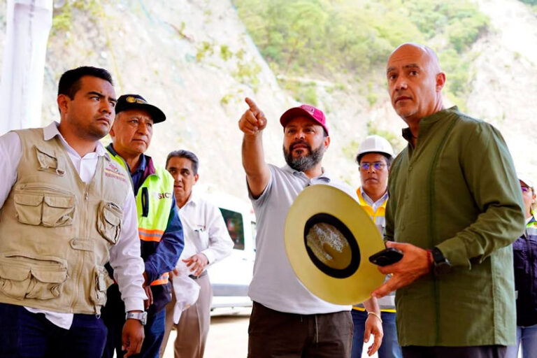 Jesús Romero y titular de SICT, Jesús Antonio Esteva, supervisan rehabilitación del Puente El Tornillo en la autopista Mitla-Tehuantepec