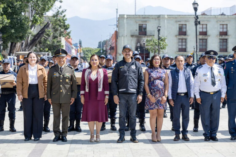 Ray Chagoya fortalece y dignifica la labor de la policía de Oaxaca de Juárez con 27 ascensos y entrega de uniformes