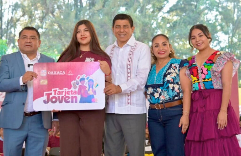 Entrega Salomón Jara Tarjetas Joven a más de mil 500 personas beneficiarias