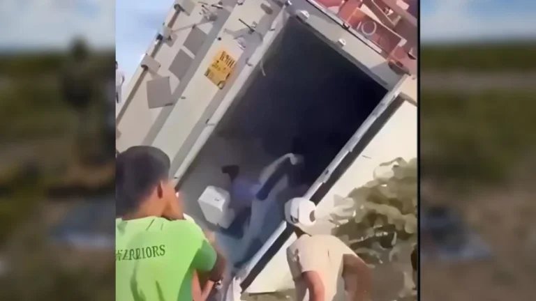 Rapiña termina mal: mujer recibe brutal golpe en la cabeza mientras saqueaba tráiler volcado